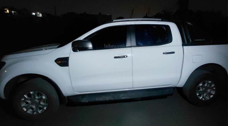 Nhân viên hỗ trợ rà soát tín hiệu điều khiển của chìa ô tô. Hình minh họa an toàn, không bao gồm thao tác mở khóa.