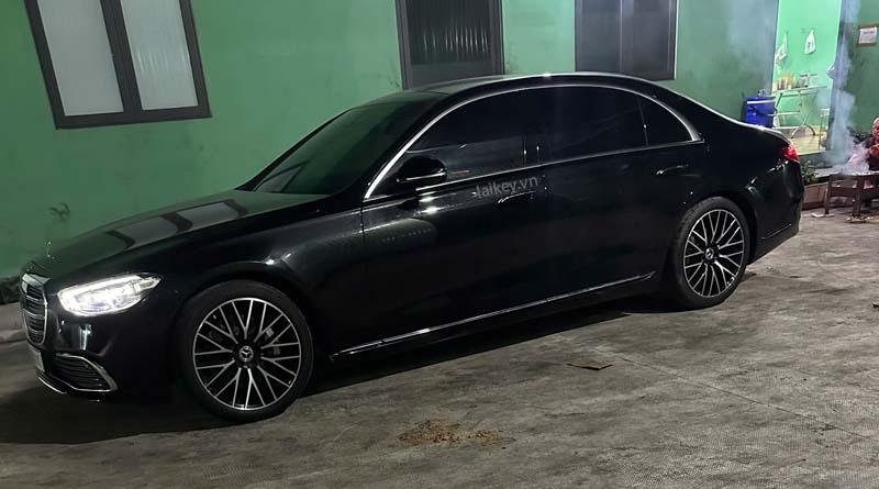 Nhân viên hỗ trợ rà soát tình trạng cửa xe ô tô. Hình minh họa an toàn, không bao gồm thao tác mở khóa.