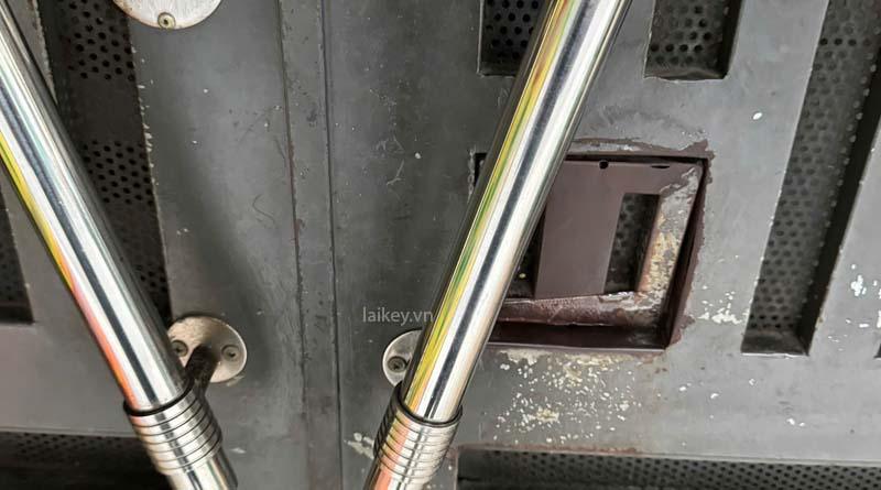 Thợ khóa Laikey làm việc tại công trình dân dụng có cửa sắt. Hình minh họa dịch vụ, không bao gồm thao tác mở.