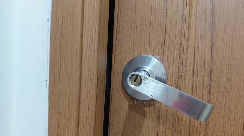 Thợ khóa Laikey tư vấn tình trạng cửa gỗ tại nhà. Hình minh họa dịch vụ, không bao gồm thao tác mở khóa.