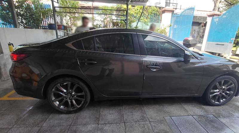 Tư vấn phương án làm thêm chìa ô tô phù hợp cho khách hàng. Hình minh họa an toàn, không bao gồm thao tác mở khóa.