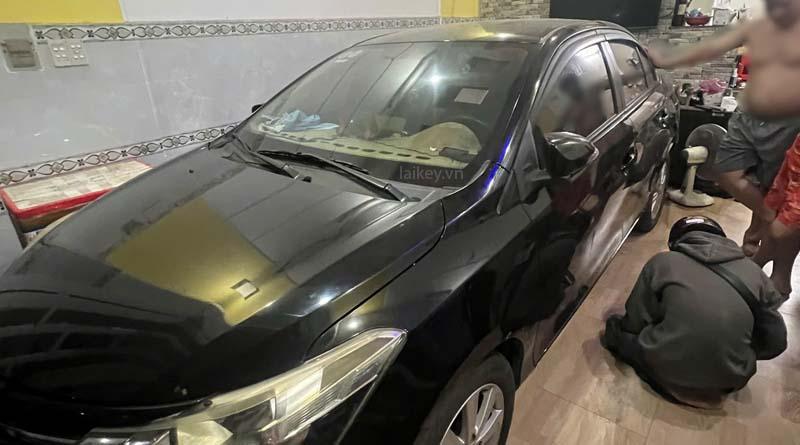 Tư vấn phương án hỗ trợ khi quên chìa trong xe ô tô. Hình minh họa an toàn, không bao gồm thao tác mở khóa.