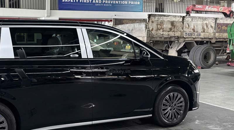 Kỹ thuật viên xác minh hệ thống xe trước khi hỗ trợ chìa ô tô. Hình minh họa an toàn, không bao gồm thao tác mở khóa.