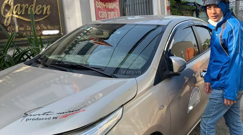 Kỹ thuật viên xác minh tình trạng remote khi chìa nằm trong xe. Hình minh họa an toàn, không bao gồm thao tác mở khóa.