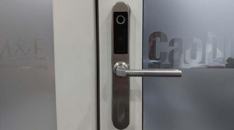 Hình ảnh minh họa cửa ra vào đang đóng khi khóa điện tử gặp lỗi nhận diện vân tay