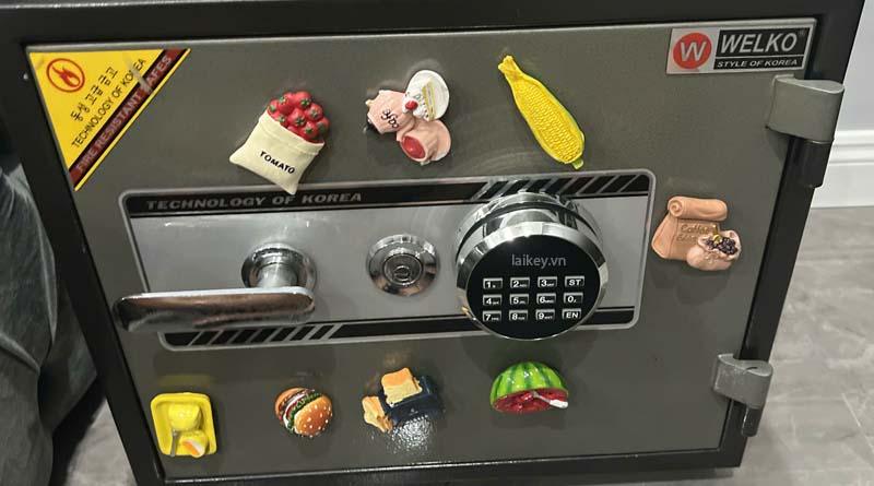 Hình ảnh minh họa kỹ thuật viên đánh giá tình trạng két sắt Booil