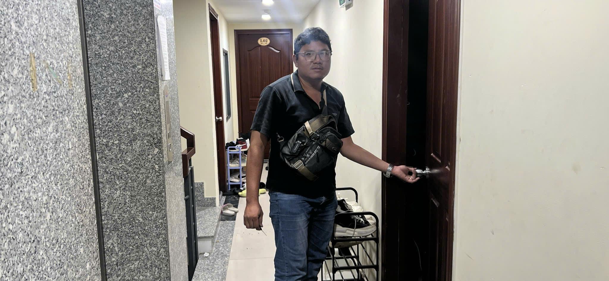 Cửa phòng trọ khóa ngoài khi chìa còn trong nhà