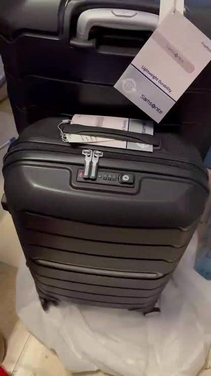 Khóa vali chuẩn TSA có ổ chìa bên cạnh bánh số