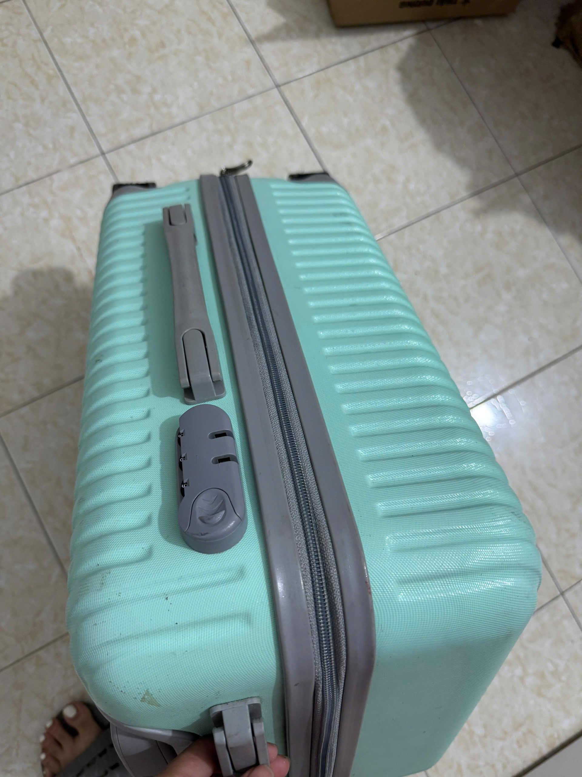 Thợ Laikey đang dò mã trên khóa vali