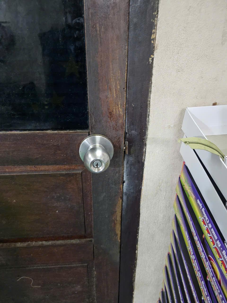 Ổ khóa cửa kẹt khiến chìa vào mà không mở được