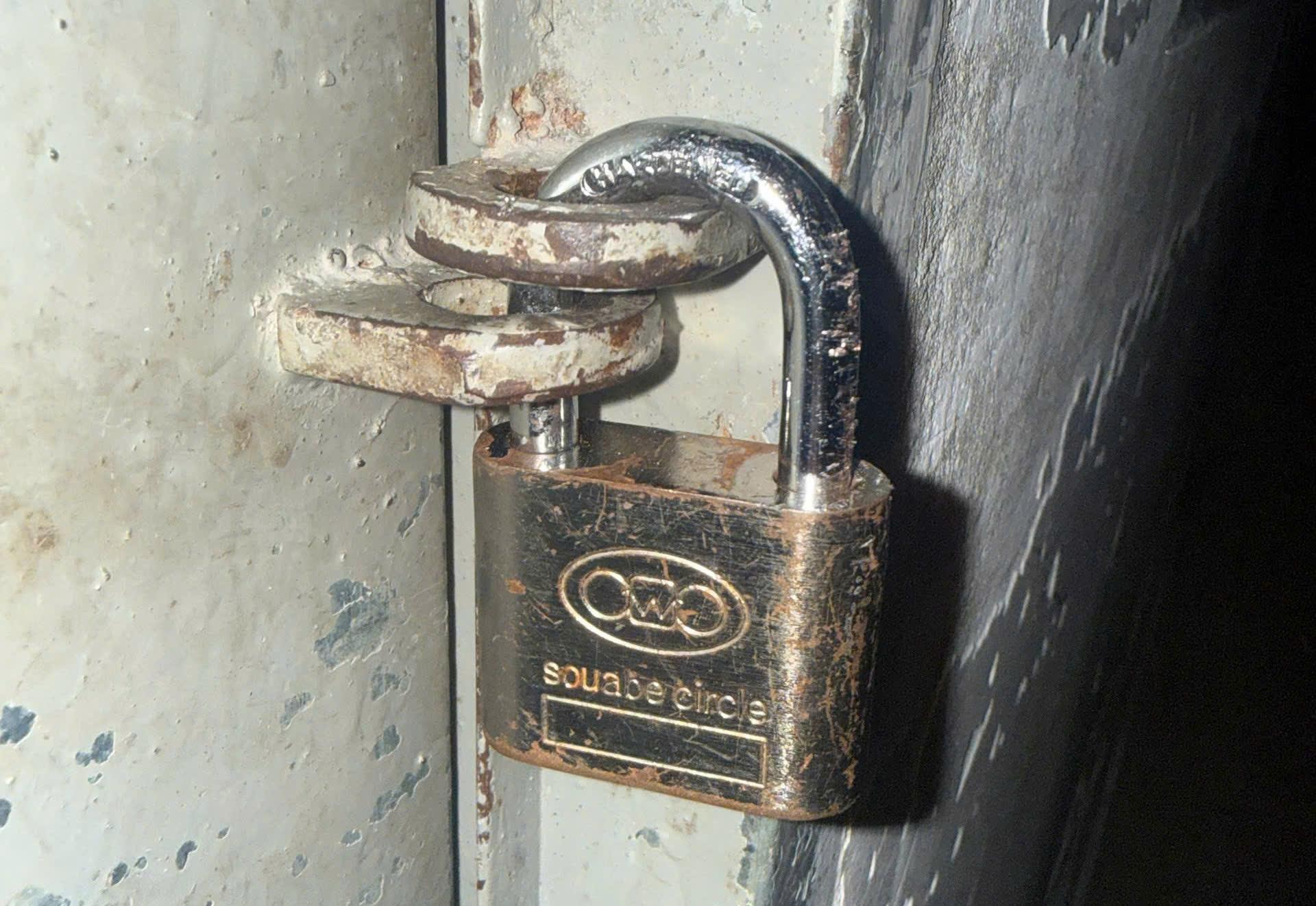 Ổ khóa cửa rỉ sét và mòn khi khách mất chìa hoàn toàn