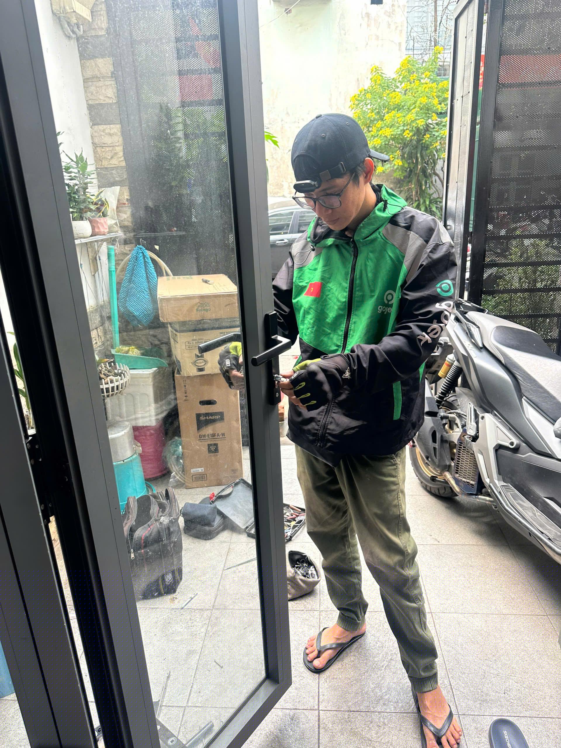 Thợ khóa Laikey tư vấn khách hàng tại nhà khi bị khóa ngoài